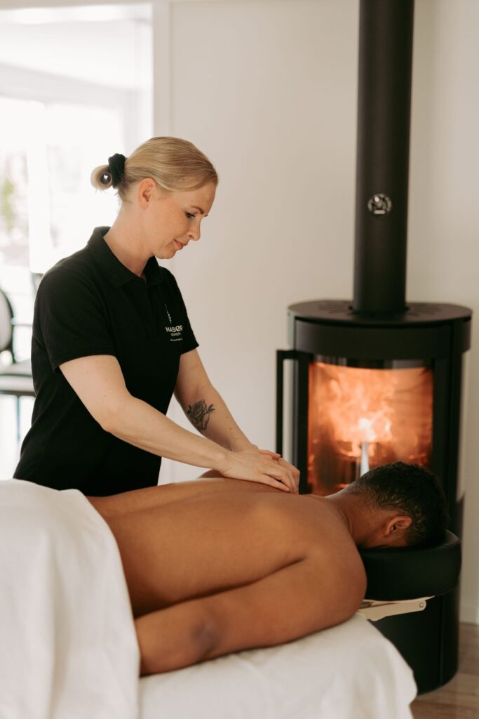 Mobil massage i Aarhus: En kunde modtager professionel massage i trygge og hyggelige rammer i eget hjem.